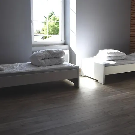 De L'ancienne Ecole, 24 Personnes